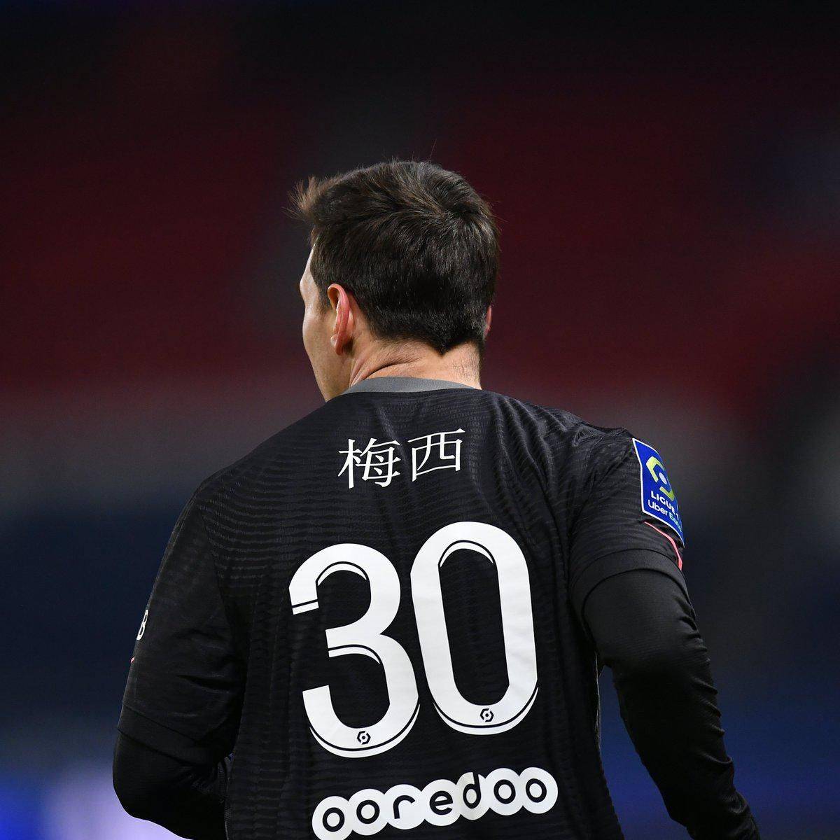 据踢球